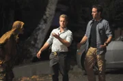 Bei den Ermittlungen in einem Mordfall auf einem alten hawaiianischen Friedhof, stoßen Danny (Scott Caan, M.) und Steve (Alex O'Loughlin, r.) auf einen Obdachlosen (Robert Englund, l.). Doch hat er wirklich etwas damit zu tun?