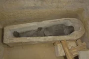 Die Mumie des Priesters Ayput ist vollständig enthüllt. Diese Art von Sarkophag wird als "anthropoid" bezeichnet, da er die Form eines Menschen annimmt. Der Deckel, der Boden, der Innenraum und die Mumie entsprechen alle dieser menschlichen Form. (National Geographic/Piers Leigh)