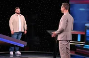 Moderator Alexander Bommes mit dem Kandidaten Aladdin Üreci.