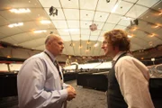 Syracuse New York - Justin spricht mit Pete Sala, dem Geschäftsführer des Carrier Dome.