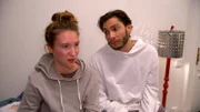 Charli ist erleichtert, als sie den Schwangerschaftsabbruch endlich hinter sich gebracht hat. Doch trotz Ricks und Karims Unterstützung, übermannen Charli schnell ihre Emotionen und sie lässt ihrer Trauer und Erleichterung freien Lauf.