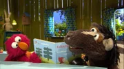 Elmo und Pferd streiten sich wegen eines Märchenbuches.