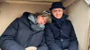 Entertainer Mickie Krause und Moderator Pierre M. Krause sitzen gemütlich im Strandkorb.
