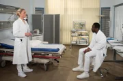 Britta (Jelena Mitschke, l.) ist erstaunt, als Hendrik (Jerry Kwarteng, r.) beim Thema Mobbing mehr Einfühlungsvermögen zeigt, als sie ihm zugetraut hätte.