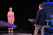 Moderator Alexander Bommes mit der Kandidatin Brigitte Fischer