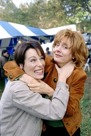 L-R: Lois (Jane Kaczmarek) und Meg (Susan Sarandon)