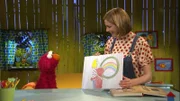 Elmo (l.) malt mit Julia (r.) einen Regenbogen.