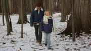 Young Melissa und ihr Vater gehen im Wald spazieren.