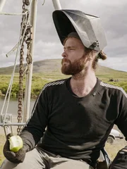 Zeke auf seinem Schiff mit einem Apfel