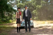 Peregrine Fisher (Geraldine Hakewill) und Detective James Steed (Joel Jackson).