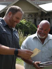 Josh Gates und Robbie Hoffman betrachten das Foto.