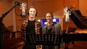 "PUR+"-Moderator Eric Mayer kann nicht singen, aber er tut es trotzdem. Denn er produziert für "PUR+" einen eigenen Song und bekommt dafür professionelle Unterstützung. Sängerin Sherita gibt ihm wichtige Tipps und hilft beim Singen. Schafft es Eric, einen coolen Song zu produzieren?