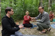 Timo Gruber (Thimo Meitner, l.), Nele Fehrenbach (Floriane Daniel, 2.v.l.), und Dr. Johannes Ringwald (Ingo Abel, r.) bei der Ayahuasca-Session. Ist bei der letzten etwas schief gelaufen?