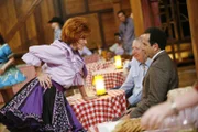Sheriff Maggie Butterfield (Brooke Adams) bittet Monk (Tony Shalhoub) zum Tanz.
