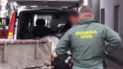 In dieser Folge erregt eine Gruppe angeblicher Touristen den Verdacht der Guardia Civil am Flughafen Madrid-Barajas. Im Hafen von Tarifa hält ein Fahrzeug, das die Grenze überqueren will, für die Agenten viele Überraschungen bereit. Am Flughafen Barcelona kontrollieren Zöllner verdächtige Pakete.
