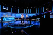 ARD GEFRAGT - GEJAGT FOLGE 811, "Alexander Bommes präsentiert beliebtes Quizformat", am Mittwoch um 18:00 Uhr im ERSTEN. Moderator Alexander Bommes (mi.re.) mit den Kandidat:innen Michael Wallner, (mi.li.), Birgit Klein (li.), Sascha Brüggenolte (2.v.li.) und Lisa Gottwald (3.v.li.), sowie dem Jäger Sebastian Jacoby (re.).