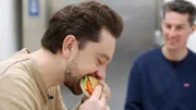 Korrespondent Benedict Feichtner kostet einen Insektenburger.