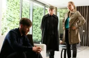 Marco (Nikolaus Benda, l.) wird von Edwin Bremer (Tilo Prückner, M.) und Vicky Adam (Katja Danowski, r.) verhört.