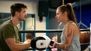 Milla ist frustriert. Sie kommt einfach nicht mehr an Amelie heran, die scheinbar nur noch feiert. Als nicht einmal mehr ihr Boxtraining sie aufmuntert, bricht Milla schließlich in Tränen aus - und das ausgerechnet vor Saschas Augen.