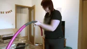 Jenny hat den überschüssigen Pfunden den Kampf angesagt! Durch einen Hula-Hoop-Reifen will sie ins Schwitzen kommen.