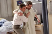 Weil die Schmerzen in seinem Bein immer stärker werden, wagt House (Hugh Laurie, r.) einen riskanten Schritt: Er spritzt sich Heroin. Dabei wird er von Wilson (Robert Sean Leonard, l.) erwischt ...