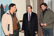 Gerner (Wolfgang Bahro, M.) ist froh, dass er mit Nihat (Timur Ülker, l.) trainieren kann und verheimlicht seine Beschwerden vor Tobias (Jan Kittmann).