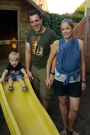Norderstedt: René und Nadine mit Sohn Mats und Baby Leni