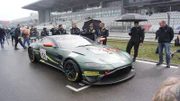 Der Aston Martin V8 Vantage wird auch als Rennwagen eingesetzt, hier zu sehen auf dem Nürburgring.