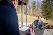 Vincent (Martin Walde, r.) gibt vor Markus (Timo Ben Schöfer, l.) zu, sich noch Hoffnung auf Ana zu machen.