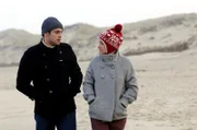 Während Jannick und Katja in der Ferienwohnung bleiben müssen, unternehmen Jonas (Roy Peter Link, l.) und Anna (Jeanette Biedermann, r.) einen Strandspaziergang ...