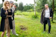Erik (Sven Waasner, r., mit Tanja Lanäus, l. und Pablo Sprungala, M.) kommt als Fotomodel nicht zurecht und bricht die Session ab.