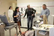 Unsere Leute beim 3. Mordopfer Tierarzt Dr. Hofner. (v.l.n.r.: Gerichtsmedizinerin Dr. Franziska Beck (Maria Happel), Major Carl Ribarski (Stefan Jürgens), Oberstleutnant Helmuth Nowak (Gregor Seberg), im Hintergrund: Komparsin, vorne liegend: Dr. Robert Hofner (Helmut Hausler)).  "SOKO Wien - Freunderlwirtschaft": Dr. Hofner tot in seiner Praxis. Fotograf: Stefan Haring