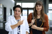 Dr. Beck bekommt von ihrer Chorkollegin Johanna Maric Infos über Pia Leitner. (v.l.n.r.:  Dr. Beck (Maria Happel), Johanna Maric (Almut Maria Mölk)).   "SOKO Wien - Becks Blues": Gerichtsmedizinerin Dr. Beck mit Johanna Maric auf der Wache. Fotograf: Petro Domenigg