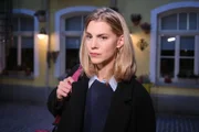 Stella (Bettine Langehein) realisiert schmerzlich, dass die Wahrheit bereits Kreise gezogen hat.