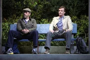 Offiziell ist House (Hugh Laurie, l.) im Urlaub, doch eigentlich verbringt er Zeit mit seinem krebskranken Freund Wilson (Robert Sean Leonard, r.) ...