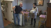 ein alter Mann spricht mit einer Dame