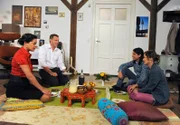 Bei einem gemeinsamen Abendessen mit Ella (Sarah Alles, r.) und Rajan (Daniel Popat, 2.v.l.) schwelgen Anne (Caroline Kiesewetter, l.) und Torben (Joachim Kretzer, 2.v.l.) in Erinnerungen.