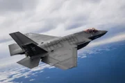 Der Super-Jet F35 ist ein modernes Kampfflugzeug, das hauptsächlich von der U.S. Army eingesetzt wird. Es wartet mit zahlreichen Superlativen auf und sorgt im Kampf für Überlegenheit dem Feind gegenüber - sowohl zu Boden als auch in der Luft.; Die Doku porträtiert den technisch einmaligen Jet und blickt auf die neuartigen Möglichkeiten im Kampf, die seine Hightech-Ausrüstung bietet.