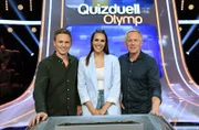 Quizmasterin Esther Sedlaczek (M.) mit den Kandidaten des Teams "Sport": Jochen Breyer (l.) und Johannes B. Kerner (r.), beide Moderatoren.