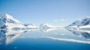Antarktika ist der Südkontinent der Erde, auf dem auch der Südpol selbst liegt. Hier liegt die mittlere Temperatur im Winter zwischen -20 bis -30 Grad Celsius.