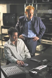 Ein illegales Drogenlabor hat den Tod eines Mannes herbei geführt. Horatio (David Caruso, re.) und Tim (Rory Cochrane) erhoffen sich eine Spur durch eine Untersuchung der gefundenen Substanzen.