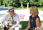 ARD STURM DER LIEBE FOLGE 1846, am Dienstag um 15:10 Uhr im ERSTEN. Werner (Dirk Galuba, l.) spürt Charlottes (Mona Seefried, r.) Anspannung als bekannt wird, dass Doris auf unbestimmte Zeit in die geschlossene Psychiatrie eingewiesen wird, anstatt ins Gefängnis zu kommen.