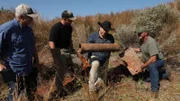 Joe Langley, Jesse Dodson, Josh Gates und Jamie Dodson untersuchen mögliche Artefakte des Dodson-Lagers.
