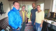 Trödelprofi Otto Schulte (li.) bespricht mit Christina, Toni und Werner (2.v.li.) die Vorgehensweise