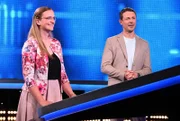 Moderator Alexander Bommes (re.) mit der Kandidatin Lisa Gottwald (li.).; ARD GEFRAGT - GEJAGT FOLGE 811, "Alexander Bommes präsentiert beliebtes Quizformat", am Mittwoch (04.09.24) um 18:00 Uhr im ERSTEN. Moderator Alexander Bommes (re.) mit der Kandidatin Lisa Gottwald (li.). © ARD/Uwe Ernst, honorarfrei - Verwendung gemäß der AGB im engen inhaltlichen, redaktionellen Zusammenhang mit genannter ARD-Sendung bei Nennung "Bild: ARD/Uwe Ernst" (S2+). ARD-Programmdirektion/Bildredaktion, pressefoto.daserste@ard.de