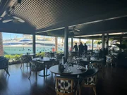 Blick auf ein Schiff im Hafen vom Restaurant Yara.