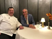 Montevideo in Uruguay. Restauranttester Christian Rach nimmt das 5-Gänge-Menü im Pichlers unter die Lupe. Währenddessen bereitet der Flottenchefkoch Fritz Pichler (links) höchstpersönlich das Gängemenü vor.