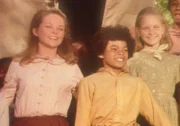Mary (Melissa Sue Anderson, l.) und ihre Schülerin Sue (Michelle Downey, r.) freuen sich, in Zukunft mit Samson (Marcus Wyatt, M.) und seinen blinden Freunden zu lernen.