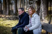 Alexandra (Daniela Kiefer, r.) unterstellt Christoph (Dieter Bach, l.) zu Recht, dass seine Abneigung gegen Katja seine geschäftlichen Entscheidungen beeinflusst.