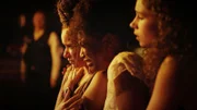 Die Party endet auf dramatische Weise, als ein ominöses Video von "The Voyeur" die Runde macht. Schockiert fragen sich Sofia (Mina Boudjani, l.), Chloé (Uma Couji, M.) und Billie (Paloma Vauthier, r.), wie es soweit kommen konnte.